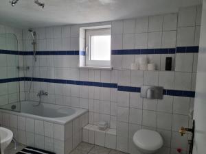 uma casa de banho com uma banheira, um WC e um lavatório. em 03 Mario em Ober-Mörlen