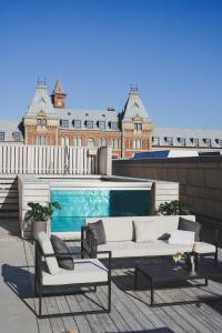 un patio con divani e una piscina in un edificio di Clarion Hotel Sea U a Helsingborg
