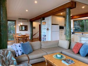 uma sala de estar com um sofá e uma mesa em Surf Shack em Wye River