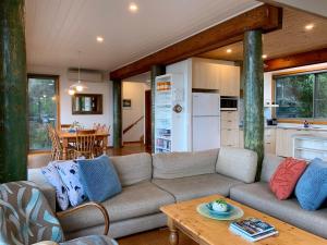 una sala de estar con un sofá y una mesa en Surf Shack, en Wye River