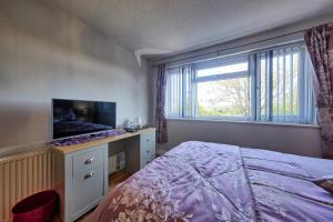 A bed or beds in a room at Upton Village Guest House