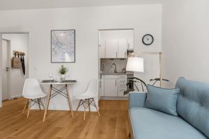 a living room with a couch and a table at City-Apartment⎪Domblick⎪Marktplatz in Bremen