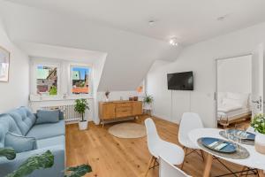 不莱梅MEL&BENS City-Apartment Domblick Marktplatz的客厅里有一张蓝色的沙发和一张桌子