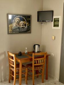 Televízia a/alebo spoločenská miestnosť v ubytovaní Pelagias Apartments