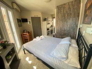 Posteľ alebo postele v izbe v ubytovaní Pelagias Apartments