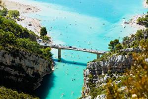 a bridge over a body of water with a bunch of people at MOBILHOME 4/5 P /GORGES DU VERDON / TOUT EQUIPE / / TOUT CONFORT / REFAIT A NEUF / LAC DE STE CROIX A PROXIMITE in Sainte-Croix-de-Verdon +6 photos