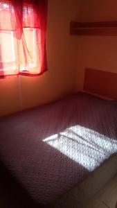 - une chambre avec un lit et une fenêtre avec une aromathérapie dans l'établissement MOBILHOME 4/5 P /GORGES DU VERDON / TOUT EQUIPE / / TOUT CONFORT / REFAIT A NEUF / LAC DE STE CROIX A PROXIMITE, à Sainte-Croix-de-Verdon