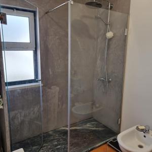 Un baño con ducha, inodoro y lavabo. en PÉ NA AREIA by Stay in Alentejo, en Vila Nova de Milfontes