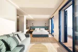 莱斯卡拉Hotel Voramar的带床和沙发的客厅