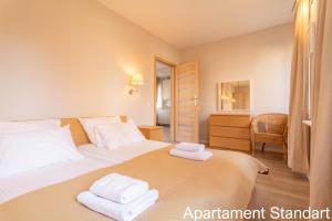 Giường trong phòng chung tại Apartamenty nad Motławą