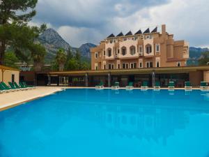 Bazén v ubytování Alexius Beach Hotel nebo v jeho okolí