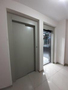 une pièce vide avec une porte coulissante dans un bâtiment dans l'établissement Departamento Alem 2 en exclusivo Barrio Martin, à Rosario