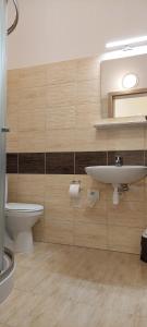 łazienka z umywalką i toaletą w obiekcie Hotel Wanda w mieście Kętrzyn