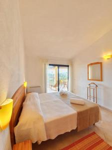 uma cama grande num quarto com uma janela em Casa Il Nicchio em Àrbatax