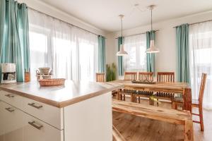 Kuchnia lub aneks kuchenny w obiekcie Lipno - Lakeside Village - Větrník