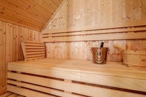 sauna z ławką w drewnianej kabinie w obiekcie Lipno - Lakeside Village - Větrník w mieście Frymburk