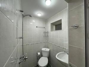 een badkamer met een douche, een toilet en een wastafel bij @Home+ in Veliko Tŭrnovo