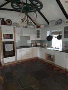Кухня или мини-кухня в Clarisses Cottage
