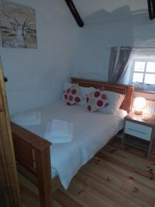 Un pat sau paturi într-o cameră la Clarisses Cottage
