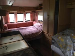 Habitación pequeña con cama y lavabo. en Inviting 2-Bed Cabin in DOMFRONT EN POIRAIE, en Perrou