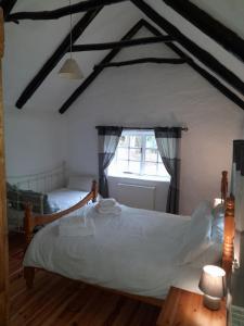 Postel nebo postele na pokoji v ubytování Clarisses Cottage