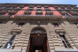 un edificio alto con una puerta y un techo rojo en P.C. Boutique Medina H. Napoli Centro, by Clapa Group en Nápoles