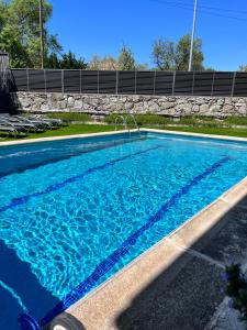 una gran piscina de agua azul en La Maliciosa en Moralzarzal