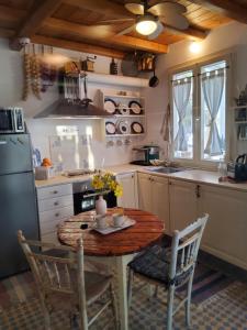 Kjøkken eller kjøkkenkrok på Romantic sunset cycladic house in Sotires
