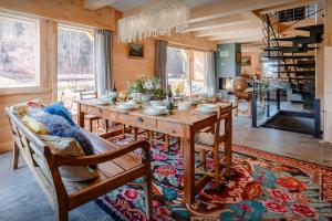 comedor con mesa de madera y sillas en Chalet Ibusta - OVO Network, en Le Grand-Bornand