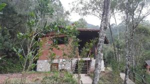 een huis midden in het bos bij Chalé Samasati in Visconde De Maua +15 foto's