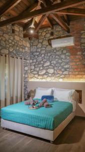 ein Schlafzimmer mit einem Bett mit Teddybären drauf in der Unterkunft Guesthouse Pyxari in Kalambaka