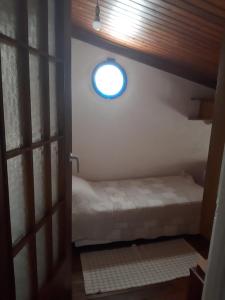 A bed or beds in a room at Harbour View Apartment