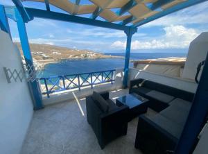 Balkon atau teras di Fantastic View Kythnos suites & studios