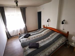 מיטה או מיטות בחדר ב-Őrség Kincse Udvarház