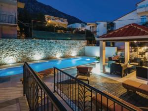 ein Haus mit Swimmingpool und Terrasse in der Unterkunft Vila Jadran in Omiš