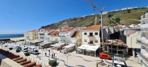eine Gruppe von Gebäuden in einer Stadt mit dem Meer in der Unterkunft BBL APARTAMENTOS - B in Nazaré