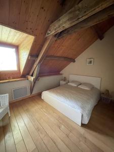 1 dormitorio con 1 cama grande en el ático en Le Moulin de cherré gîte bleu, en Aubigné-Racan