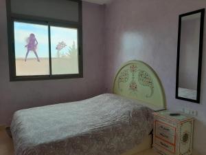 1 dormitorio con cama y ventana en Villa Marrackech Sbai en Oubadine