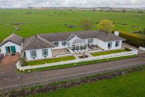 una vista aerea di una casa in un campo di Alton Villa, Sleeps 12, Great for Families, Undercover Hotub & Games Room a Newmilns