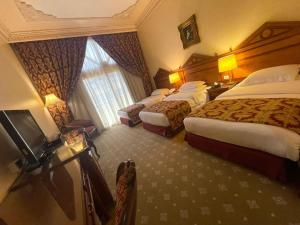 Serenada Golden Palace - Boutique Hotel tesisinde bir odada yatak veya yataklar