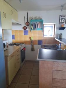 cocina con fregadero y fogones en Appartement d'une chambre avec jardin clos et wifi a Hirel, en Hirel