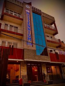 un edificio con un cartel en el costado en Millennium Blue, en Nagarkot