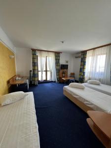 Hotel Doi Taurasi tesisinde bir odada yatak veya yataklar
