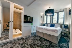 sypialnia z dużym łóżkiem i dużym oknem w obiekcie Fregata Kołobrzeg w Kołobrzegu