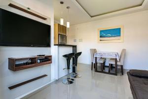 TV a/nebo společenská místnost v ubytování Apto amplo com suíte na praia do Santinho SBR304