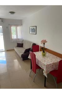 Posedenie v ubytovaní Apartment Nuka - One Bedroom Apartment with Terrace