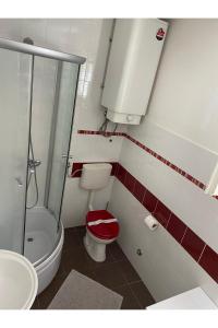 Kúpeľňa v ubytovaní Apartment Nuka - One Bedroom Apartment with Terrace