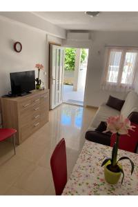 Televízia a/alebo spoločenská miestnosť v ubytovaní Apartment Nuka - One Bedroom Apartment with Terrace