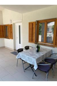 Posedenie v ubytovaní Apartment Nuka - One Bedroom Apartment with Terrace