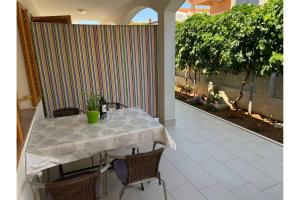 Balkón alebo terasa v ubytovaní Apartment Nuka - One Bedroom Apartment with Terrace